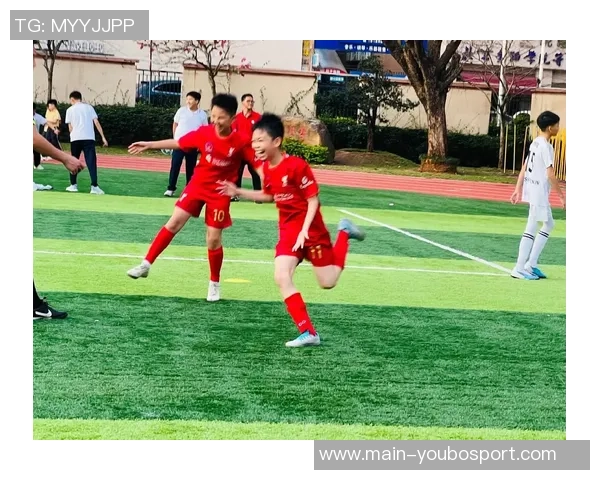 小孩在踢足球时不慎被球击中脸部引发的意外事件与反思